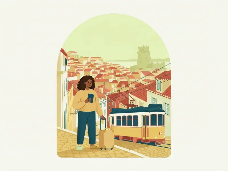 Viajante com mala pequena e passaporte numa ladeira ensolarada de Lisboa, com bonde amarelo, telhados de terracota e a Torre de Belém ao fundo.
